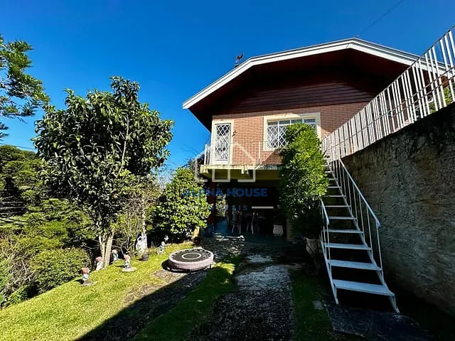 Casa com 1350m² 4 quartos e 2 banheiros, à venda ou para alugar, no bairro Centro em Campos do Jordão