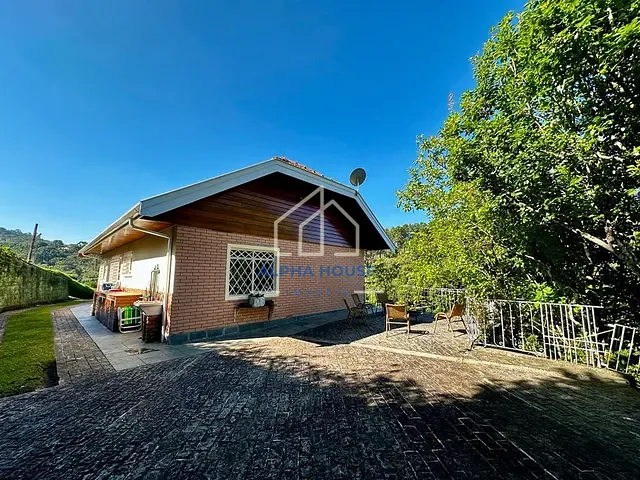 Casa com 1350m² 4 quartos e 2 banheiros, à venda ou para alugar, no bairro Centro em Campos do Jordão