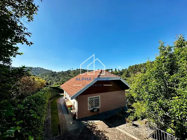 Casa com 1350m² 4 quartos e 2 banheiros, à venda ou para alugar, no bairro Centro em Campos do Jordão