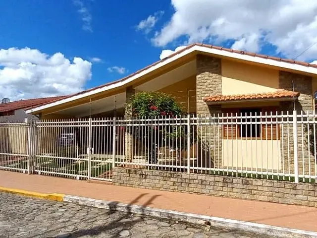 Casa com 445m² 6 quartos e 3 banheiros, à venda, no bairro Varginha em Itajubá