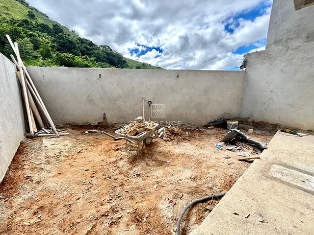 Casa 2 quartos e 2 banheiros, à venda, no bairro Santa Rita do Zarur em Volta Redonda