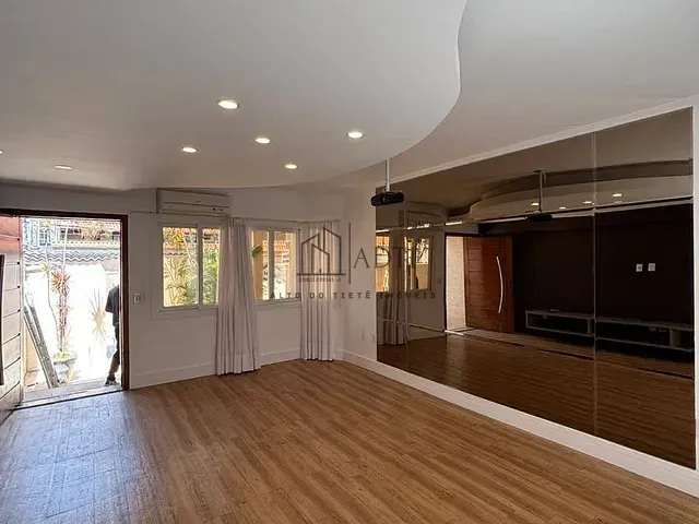 Casa com 300m² 3 quartos e 1 banheiro, à venda, no bairro Jardim Universo em Mogi das Cruzes