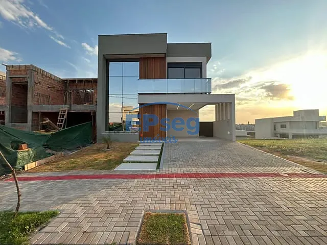 Casa com 250m² 4 quartos e 5 banheiros, à venda, no bairro Gleba Simon Frazer em Londrina
