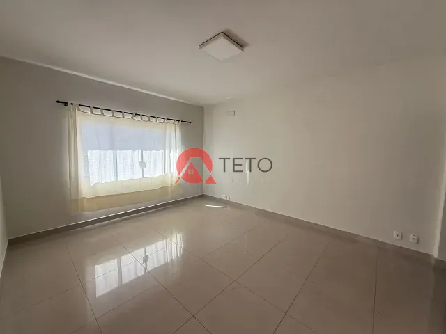 Casa 3 quartos e 2 banheiros, para alugar, no bairro Zona 07 em Maringá