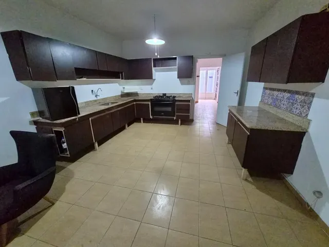 Casa com 350m² 5 quartos e 3 banheiros, para alugar, no bairro Vila Gilda em Santo André