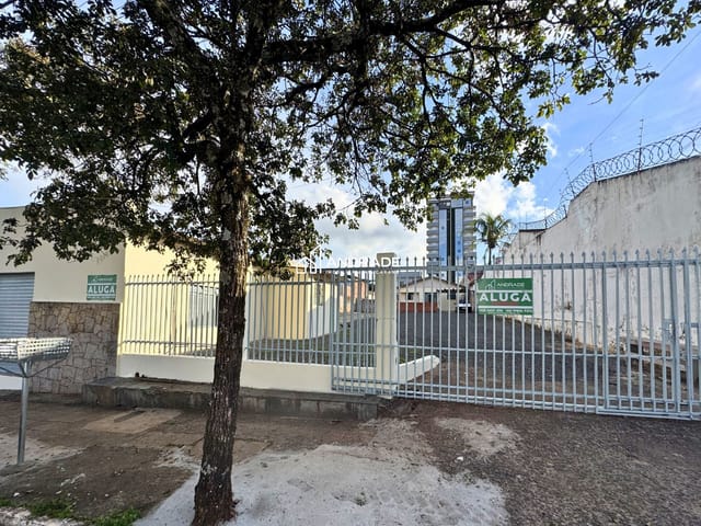Casa 3 quartos e 2 banheiros, para alugar, no bairro Vila Vitória em Apucarana