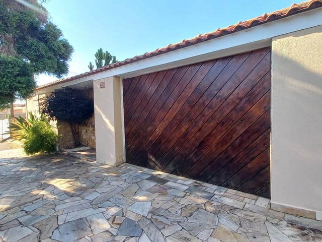 Casa com 462m² 3 quartos e 3 banheiros, à venda ou para alugar, no bairro Vila Todos os Santos em Indaiatuba