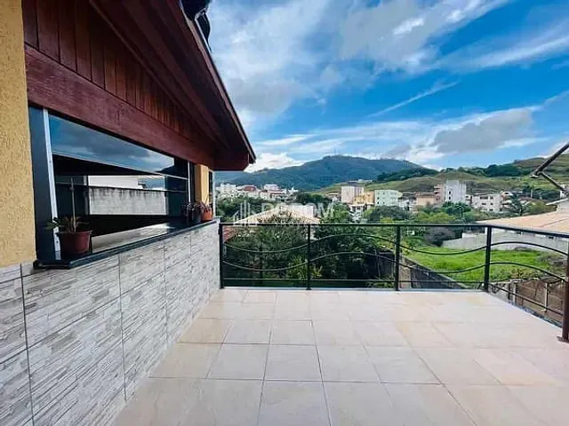 Casa 5 quartos e 3 banheiros, à venda, no bairro Country Club em Poços de Caldas