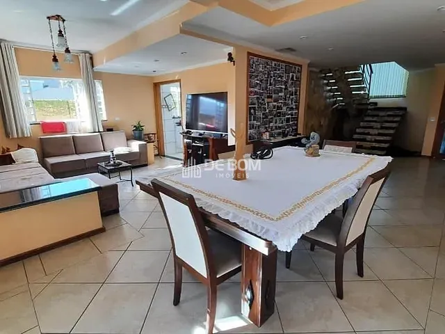 Casa 5 quartos e 3 banheiros, à venda, no bairro Country Club em Poços de Caldas
