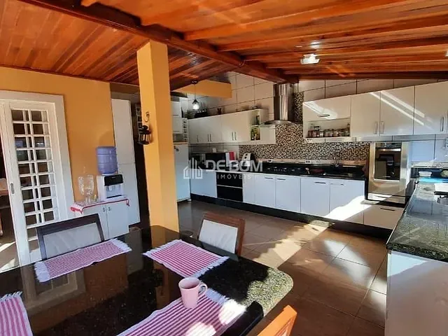 Casa 5 quartos e 3 banheiros, à venda, no bairro Country Club em Poços de Caldas