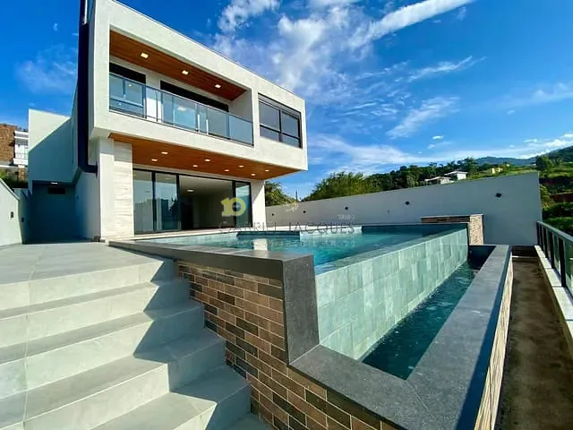 Casa com 369m² 3 quartos e 4 banheiros, à venda, no bairro Pedra Branca em Palhoça