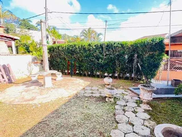 Casa com 431m² 3 quartos e 3 banheiros, à venda ou para alugar, no bairro Potuverá em Itapecerica da Serra