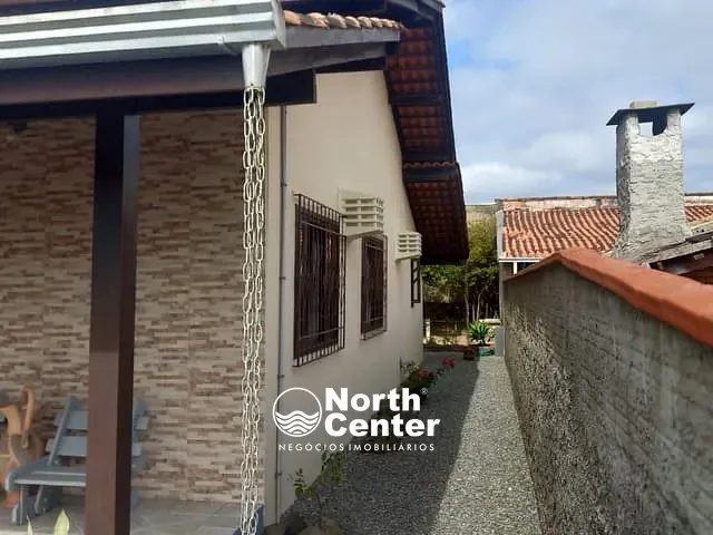 Casa com 360m² 2 quartos e 2 banheiros, à venda, no bairro Pinheiros em Balneário Barra do Sul