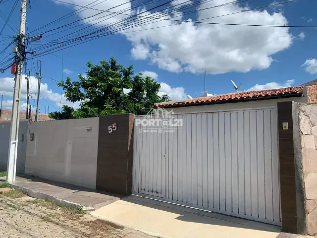 Casa com 200m² 3 quartos e 2 banheiros, à venda, no bairro COHAB Massangano em Petrolina
