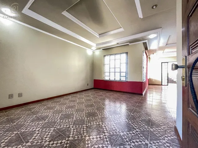 Casa com 250m² 3 quartos e 3 banheiros, à venda, no bairro Araxá em Londrina
