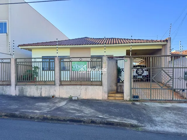 Casa com 360m² 3 quartos e 3 banheiros, à venda, no bairro Loteamento Santa Cândida em Apucarana