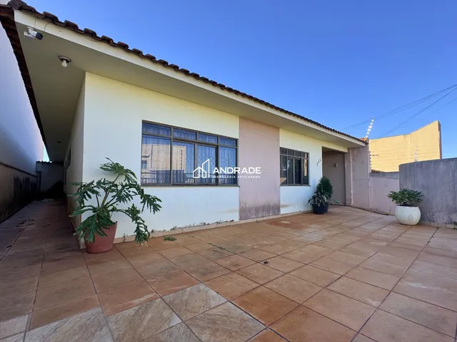Casa com 360m² 3 quartos e 3 banheiros, à venda, no bairro Loteamento Santa Cândida em Apucarana