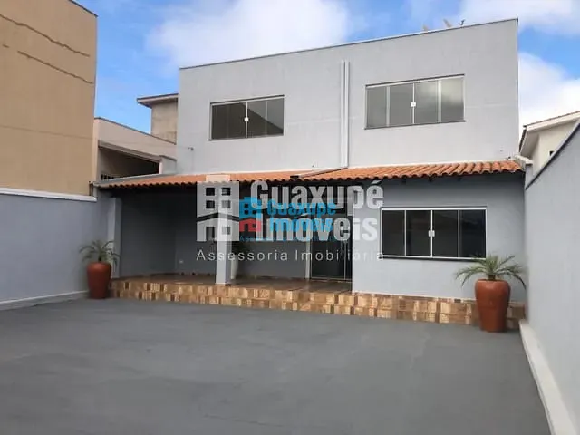Casa com 210m², à venda, no bairro JARDIM OURO VERDE em GUAXUPÉ