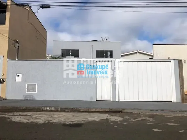 Casa com 210m², à venda, no bairro JARDIM OURO VERDE em GUAXUPÉ