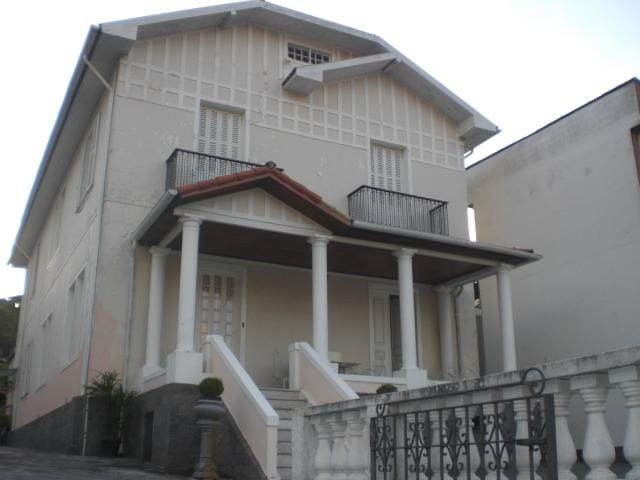 Casa com 900m² 7 quartos e 1 banheiro, à venda, no bairro Centro em Petrópolis