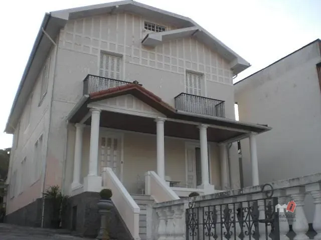 Casa com 900m² 7 quartos e 1 banheiro, à venda, no bairro Centro em Petrópolis