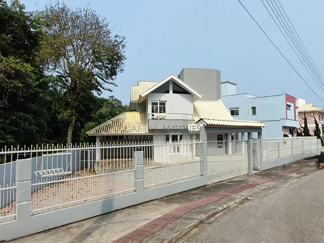 Casa com 630m² 4 quartos e 3 banheiros, à venda, no bairro Pedra Branca em Palhoça