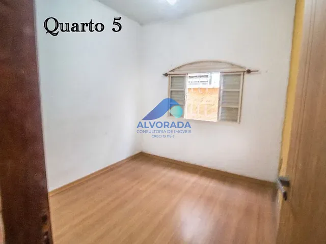 Casa com 450m² 5 quartos e 2 banheiros, à venda, no bairro Eugênio de Melo em São José dos Campos