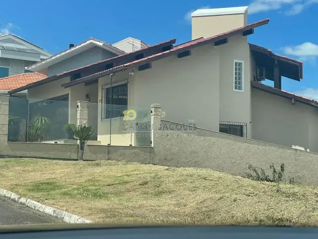 Casa com 450m² 3 quartos e 2 banheiros, à venda, no bairro Pedra Branca em Palhoça