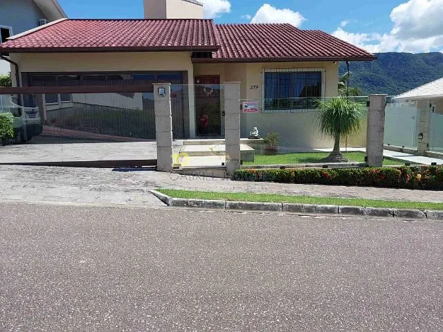 Casa com 450m² 3 quartos e 2 banheiros, à venda, no bairro Pedra Branca em Palhoça