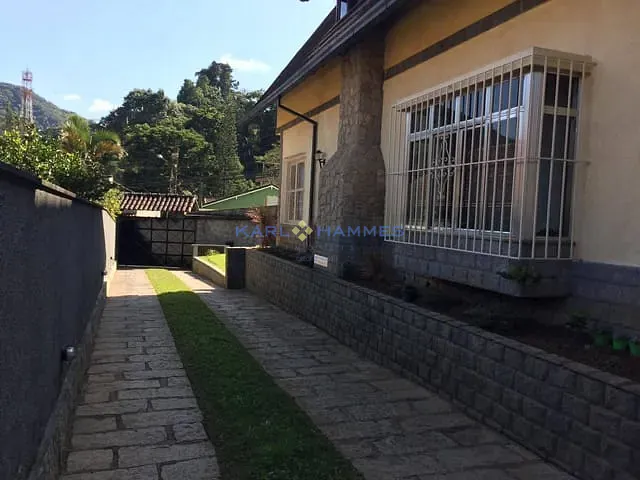 Casa 5 quartos e 6 banheiros, à venda, no bairro Mosela em Petrópolis