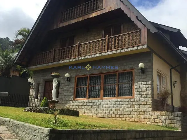 Casa 5 quartos e 6 banheiros, à venda, no bairro Mosela em Petrópolis