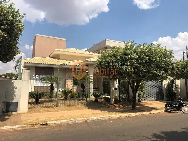 Casa com 720m² 3 quartos e 2 banheiros, à venda, no bairro Centro em Sorriso