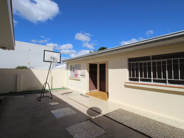 Casa com 561m² 3 quartos e 4 banheiros, à venda, no bairro Uvaranas em Ponta Grossa