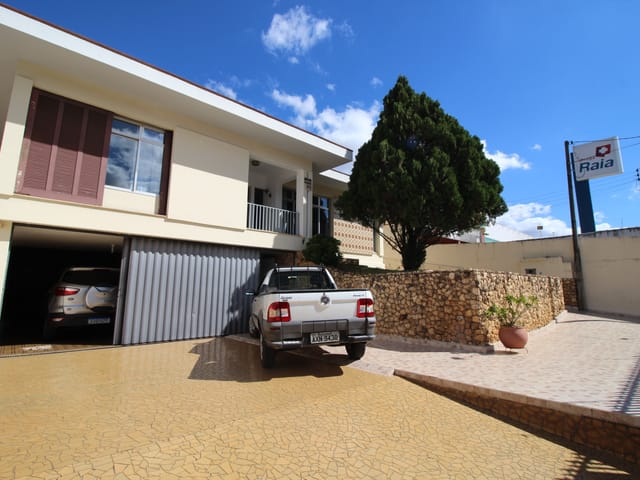 Casa com 561m² 3 quartos e 4 banheiros, à venda, no bairro Uvaranas em Ponta Grossa