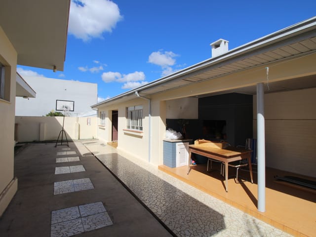 Casa com 561m² 3 quartos e 4 banheiros, à venda, no bairro Uvaranas em Ponta Grossa