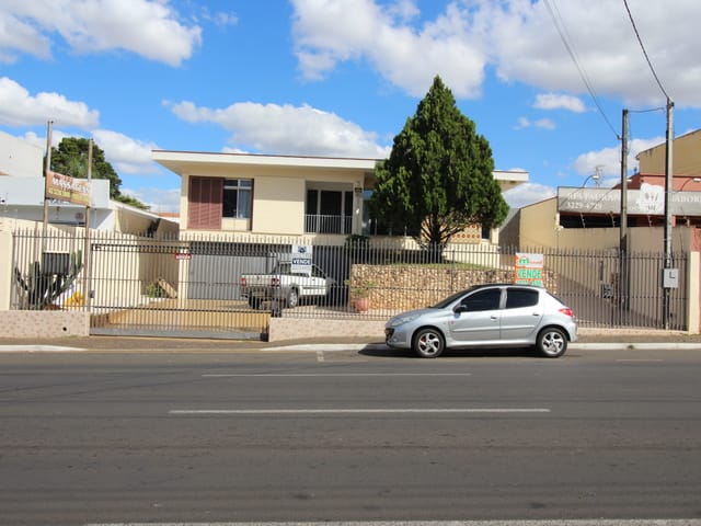 Casa com 561m² 3 quartos e 4 banheiros, à venda, no bairro Uvaranas em Ponta Grossa