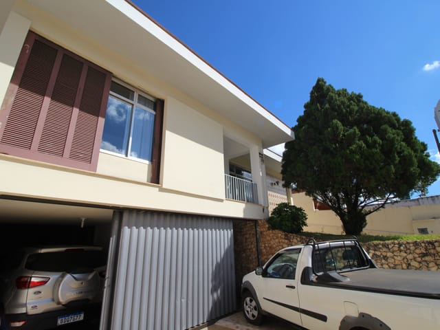 Casa com 561m² 3 quartos e 4 banheiros, à venda, no bairro Uvaranas em Ponta Grossa
