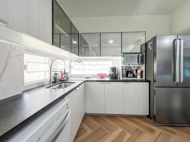 Casa com 300m² 4 quartos e 4 banheiros, à venda, no bairro Cambeba em Fortaleza