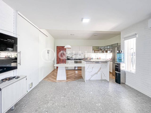 Casa com 300m² 4 quartos e 4 banheiros, à venda, no bairro Cambeba em Fortaleza