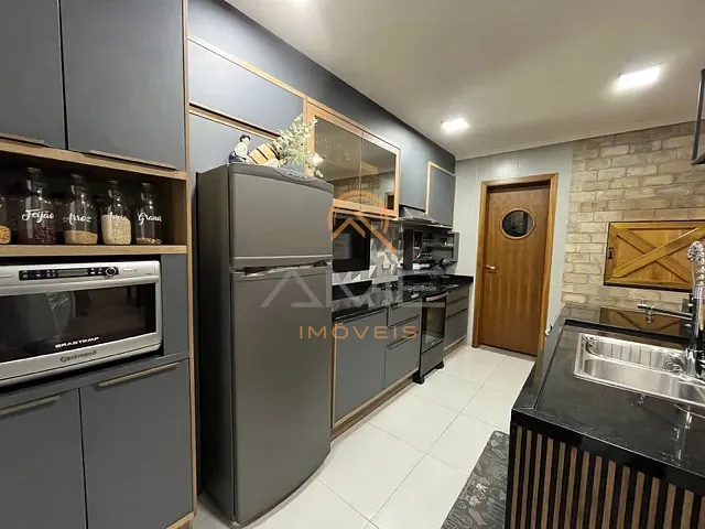 Casa com 336m² 3 quartos e 3 banheiros, à venda, no bairro Laranjal em Pelotas