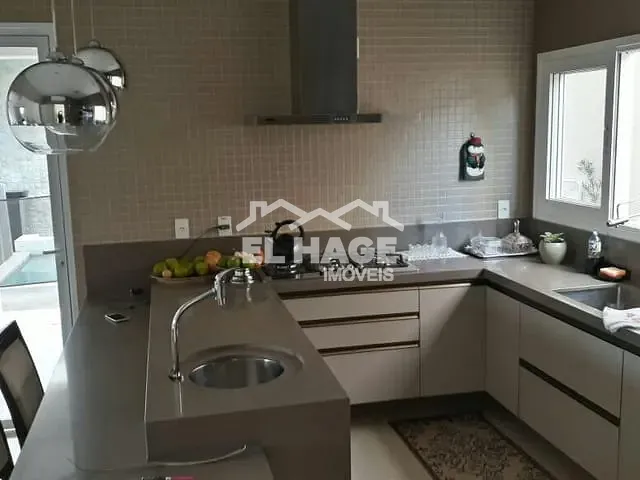 Casa com 607m² 3 quartos e 5 banheiros, à venda, no bairro Parque Universitário em Cuiabá