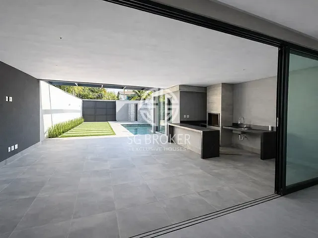 Casa com 450m² 5 quartos e 5 banheiros, à venda ou para alugar, no bairro Barra da Tijuca em Rio de Janeiro