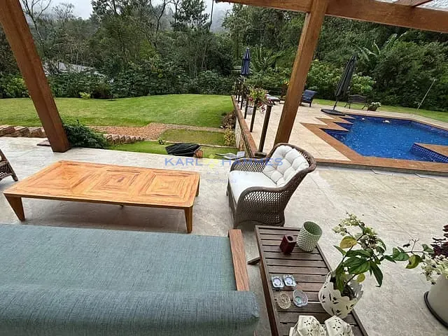 Casa com 3300m² 4 quartos e 5 banheiros, à venda, no bairro Fazenda Inglesa em Petrópolis