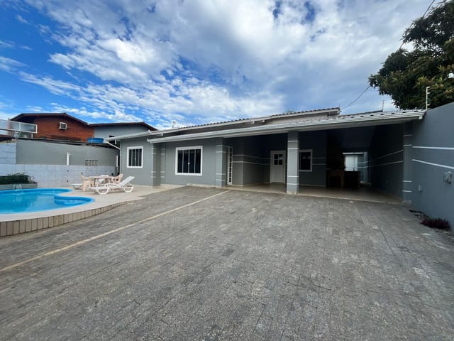 Casa com 450m² 3 quartos e 2 banheiros, à venda ou para alugar, no bairro Ingleses do Rio Vermelho em Florianópolis