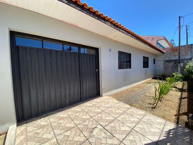 Locação - Casa com 02 quartos, 2 vagas de garagem, Churrasqueira, Bairro Neves.