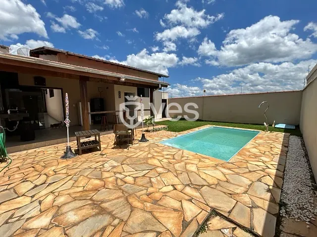 Casa com 320m² 3 quartos e 2 banheiros, à venda, no bairro Guilhermina Vieira Chaer em Araxá