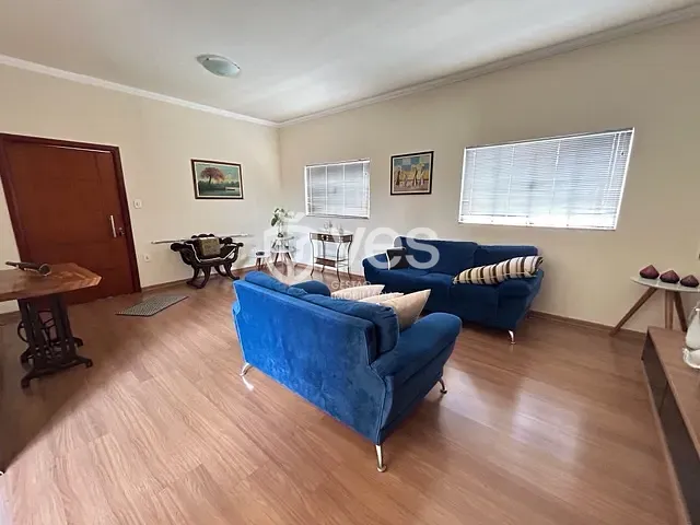 Casa com 320m² 3 quartos e 2 banheiros, à venda, no bairro Guilhermina Vieira Chaer em Araxá