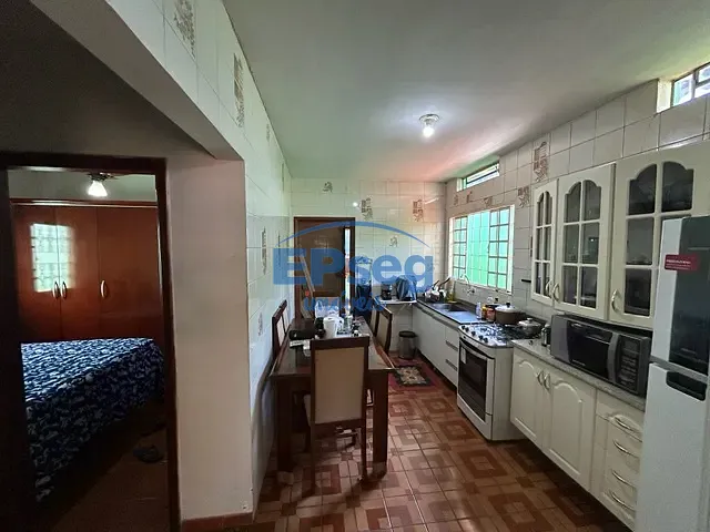 Casa com 250m² 3 quartos e 2 banheiros, à venda, no bairro Jardim São Francisco de Assis em Londrina