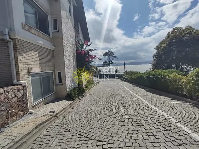 Casa com 200m² 4 quartos e 5 banheiros, para alugar, no bairro Sambaqui em Florianópolis