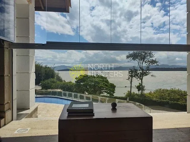 Casa com 200m² 4 quartos e 5 banheiros, para alugar, no bairro Sambaqui em Florianópolis
